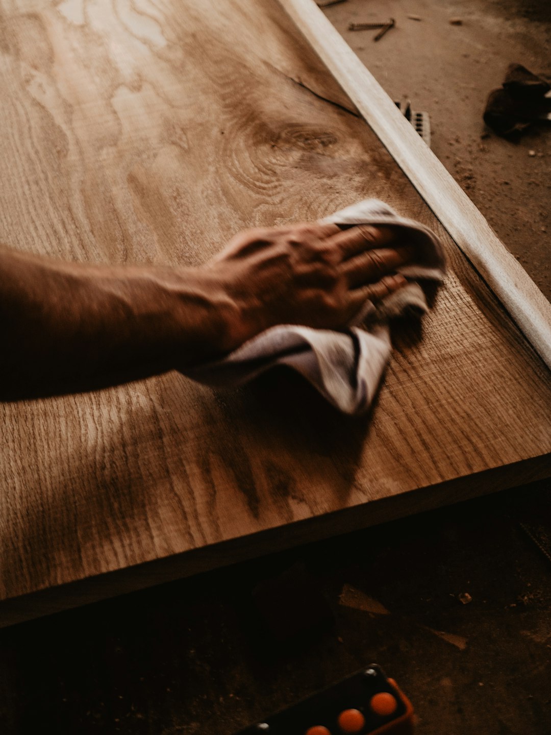 Ein Tischler bei der Arbeit